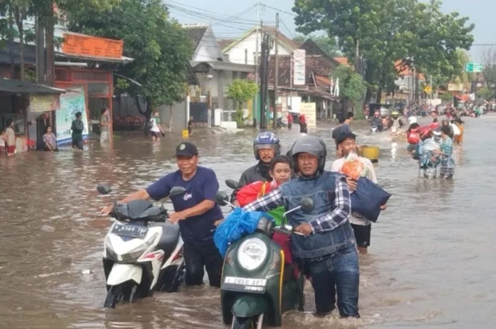 Hujan Deras Akibatkan Banjir di Jalan Tambakrejo Kraton Pasuruan, Akses Transportasi Terhenti