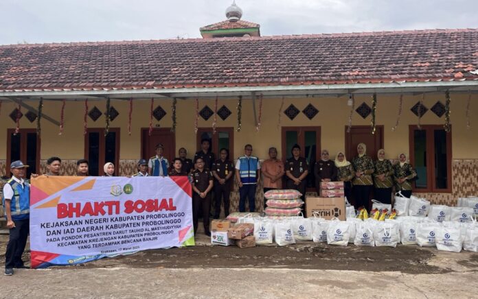 Kejaksaan Negeri Kabupaten Probolinggo Gelar Bakti Sosial bagi Korban Banjir di Pondok Pesantren Darut Tauhid