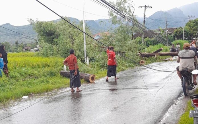 Angin Kencang dan Puting Beliung Sebabkan Pemadaman Listrik di Beberapa Wilayah, PLN Turunkan Puluhan Personil Gerak Cepat Lakukan Penormalan