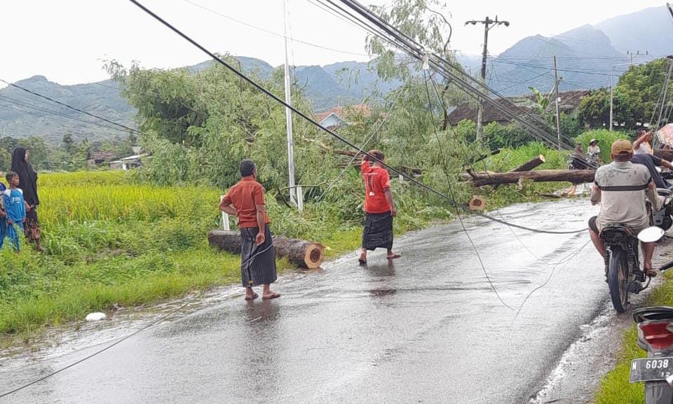 Angin Kencang dan Puting Beliung Sebabkan Pemadaman Listrik di Beberapa Wilayah, PLN Turunkan Puluhan Personil Gerak Cepat Lakukan Penormalan